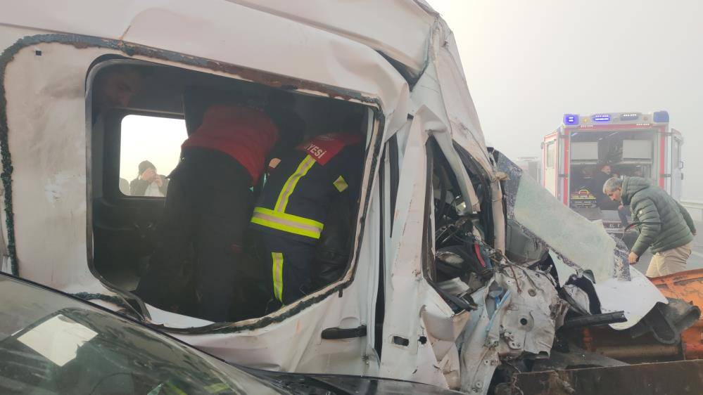 Zincirleme kazada ortalık savaş alanına döndü! Ölü ve yaralılar var 6